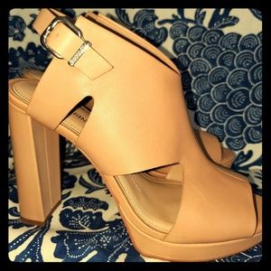 Sold )Gianni Bini platform heels